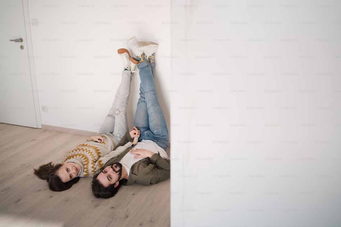 Casal relaxando no chão da nova casa